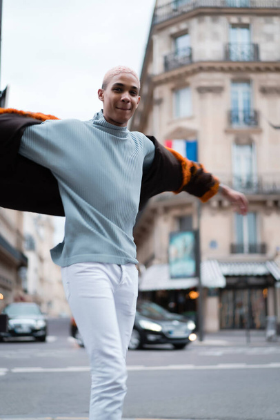 Young handsome african american man posing outdoors in Paris. happy smile, fashion style. - Fotó, kép