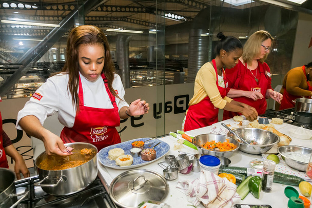 Johannesburg, South Africa - October 05, 2017: Young African women learning to cook and bake at a cooking class - Foto, Imagen