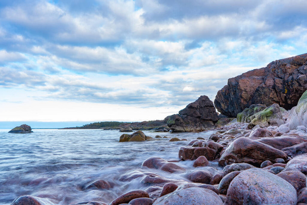 バルト海の波。北欧の自然写真。スウェーデン海岸. - 写真・画像