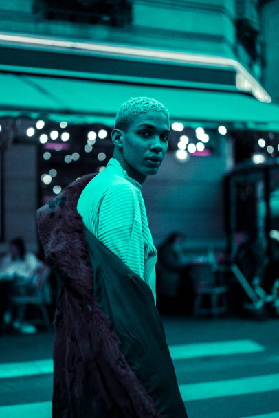 Jeune bel homme afro-américain en plein air à Paris. lumières des cafés du soir
. - Photo, image