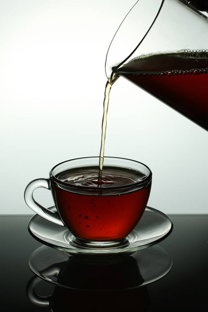 μαύρο τσάι σε ένα γυάλινο κύπελλο με θέση για κείμενο - Φωτογραφία, εικόνα
