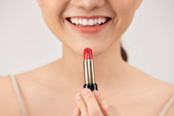 Gros plan jeune asiatique femme application rouge à lèvres. - Photo, image