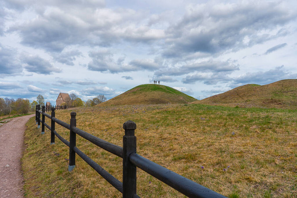 A Royal Mounds (Kungshogarna) három nagy talicska található Gamla Uppsala. Régészeti lelőhely Svédországban Stockholm közelében. - Fotó, kép