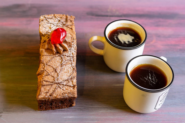 Chleb, ciasto czekoladowe, kawa na poranek z dużą ilością szczęścia i cieszyć się z ludźmi, których kochasz. - Zdjęcie, obraz