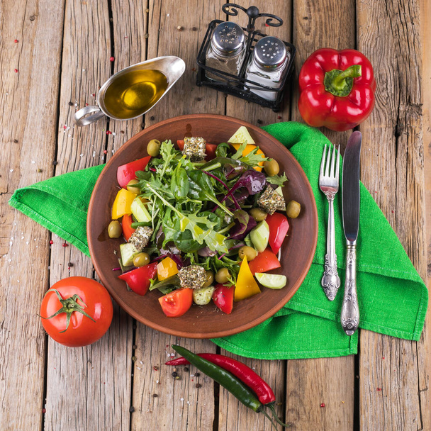 saláta zöldséggel és zöldséggel a fa asztalon - Fotó, kép