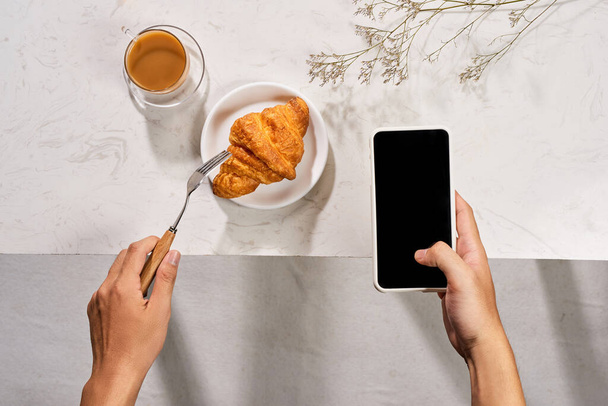 Kaffee, Telefon und Croissants. Ansicht von oben. - Foto, Bild