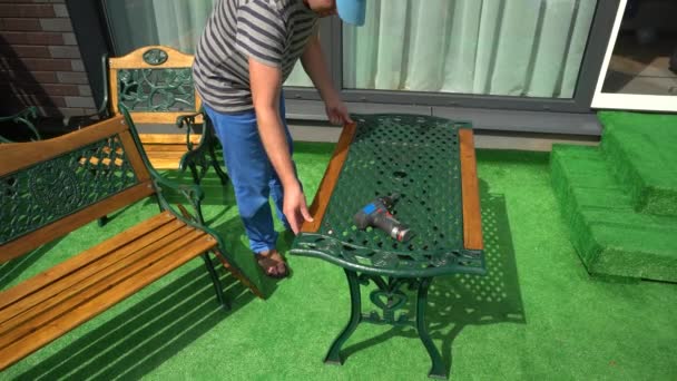 Wykwalifikowany pracownik naprawy odnowić zabytkowe meble stołowe w stoczni domu - Materiał filmowy, wideo
