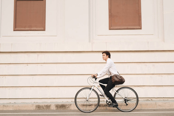 τρόπου ζωής, των μεταφορών και άνθρωποι έννοια - νεαρός άνδρας σε δρόμο της πόλης - Φωτογραφία, εικόνα