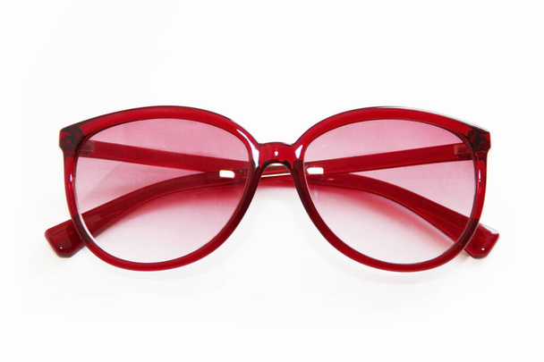 gafas de sol rojas de mujer sobre fondo blanco
 - Foto, Imagen