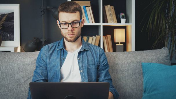 Man using laptop working home - Foto, immagini