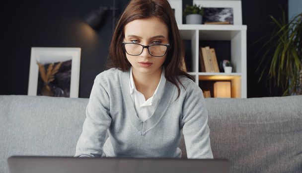 Woman using laptop working home - Foto, immagini