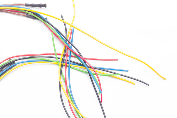 Çeşitli renklerde bakır kablolar, renkli plastikler tarafından korunan bakır kablolardan elektrik akımı aktarımı. - Fotoğraf, Görsel