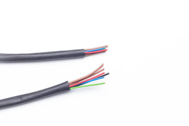 Мідні кабелі різних кольорів, передача електричного струму через мідні кабелі, захищені кольоровими пластмасами
. - Фото, зображення