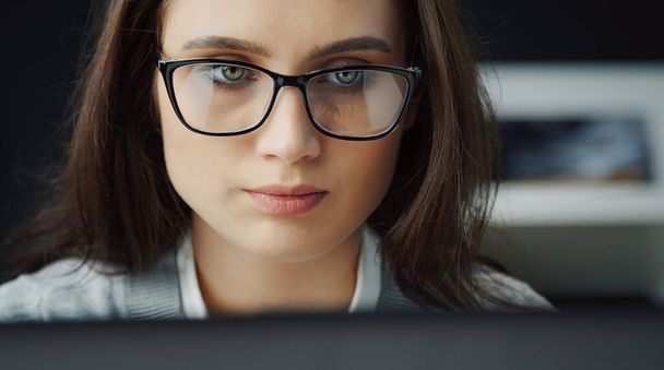 Woman working on computer, headshot - Foto, Imagem