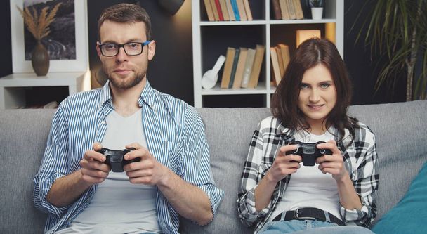 Couple playing video game - Фото, изображение
