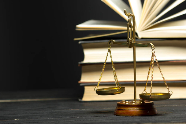 Law concept - Open wet boek met een houten rechters hamer op tafel in een rechtszaal of rechtshandhavingskantoor geïsoleerd op witte achtergrond. Kopieer ruimte voor tekst - Foto, afbeelding