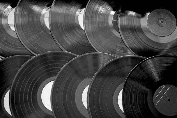 Vieux disques d'affilée, noir et blanc
 - Photo, image