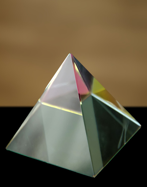 Glasprisma als Pyramide mit bunten Spiegelungen - Foto, Bild