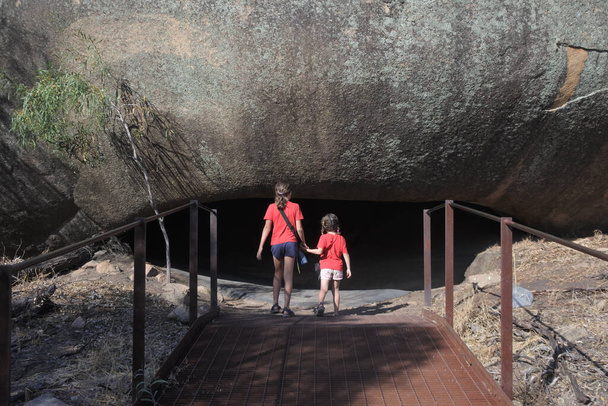 Meninas australianas que visitam na caverna de Mulka perto de Hyden Austrália Ocidental
. - Foto, Imagem