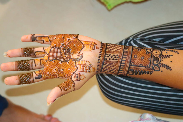 India novia mostrando mehndi tatuajes diseño
 - Foto, imagen