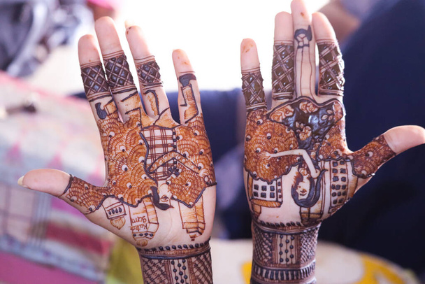 Intian morsian osoittaa mehndi tatuoinnit suunnittelu
 - Valokuva, kuva