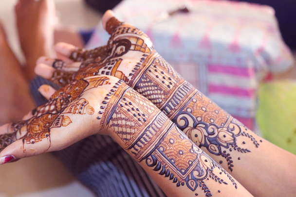 Indiai menyasszony bemutató mehndi tetoválás design - Fotó, kép