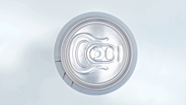 Draufsicht auf geschlossene Getränkedose rotiert auf weißer Surfarce - Filmmaterial, Video