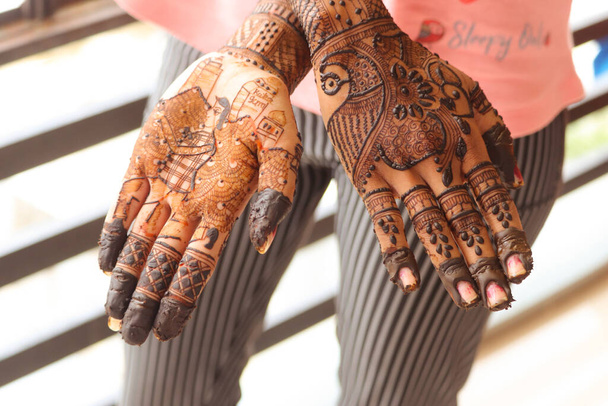 India novia mostrando mehndi tatuajes diseño
 - Foto, Imagen