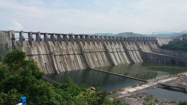 Sardar Sarovar Dam, Il s'agit de grands barrages d'irrigation et hydroélectriques polyvalents sur la rivière Narmada, Gujarat, Inde
 - Photo, image