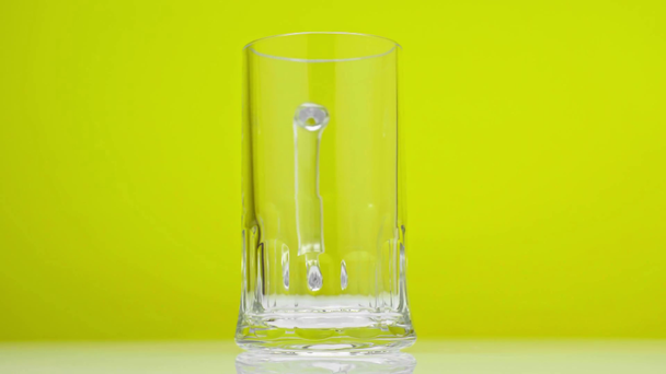 prázdný hrnek rotující na bílém povrchu izolovaný na citrónově zelené - Záběry, video