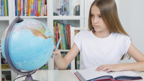 Kid Studying Earth Globe, Child in School Class, Girl Learning, Student Library - Πλάνα, βίντεο
