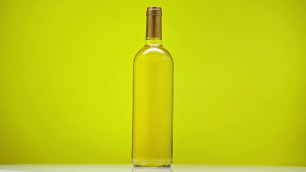 láhev s bílým vínem točit kolem na zelené  - Záběry, video