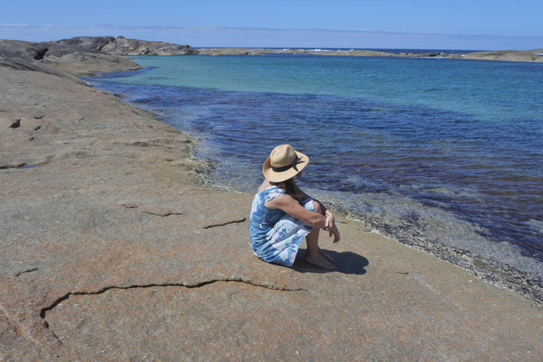 Αυστραλιανή γυναίκα κοιτάζοντας το τοπίο άποψη των Πρασίνων Παραλία πισίνα με ογκόλιθους στη νότια ακτή της Δυτικής Αυστραλίας μεταξύ της Δανίας και Walpole. - Φωτογραφία, εικόνα