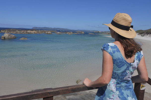 Australská žena při pohledu na krajinu pohled na Zelený bazén pláž s balvany na jižním pobřeží západní Austrálie mezi Dánskem a Walpole. - Fotografie, Obrázek