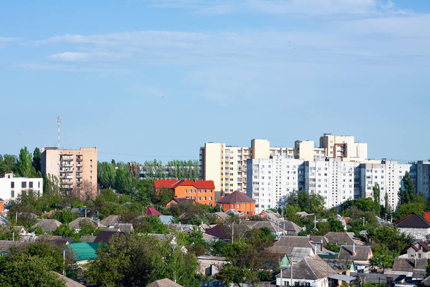 Photo du panorama de la ville depuis le toit d'un immeuble résidentiel (9e étage) au printemps. Il y a beaucoup d'arbres et plusieurs maisons à étages
 - Photo, image
