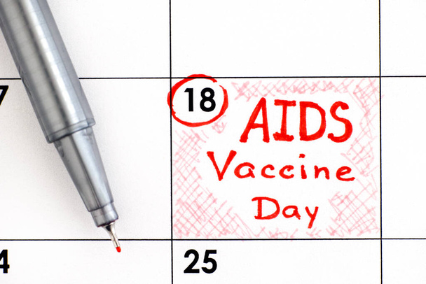 Reminder AIDS Vaccine Day in calendar with pen. May 18.  - Fotoğraf, Görsel