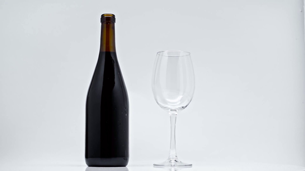 botella y vidrio negro girando sobre gris
 - Metraje, vídeo