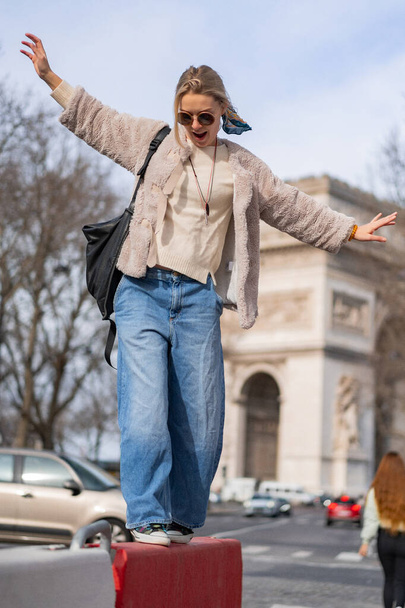 Nuori kaunis nainen kävelee kadulla, Pariisissa. Iloisen matkakuvan käsite. - Valokuva, kuva