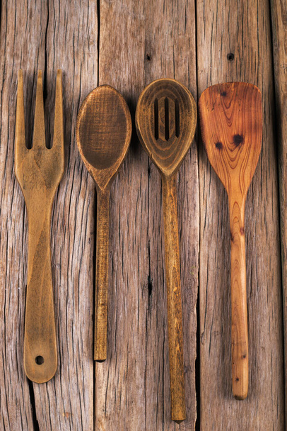 Ξύλινα σκεύη κουζίνας σε ξύλινο φόντο - Φωτογραφία, εικόνα