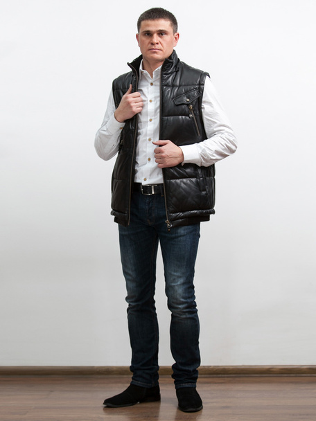 elegante man dragen vest van natuurlijke leer - Foto, afbeelding