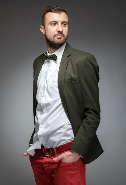 Porträt eines gut aussehenden, stilvollen Mannes im eleganten grünen Anzug - Foto, Bild
