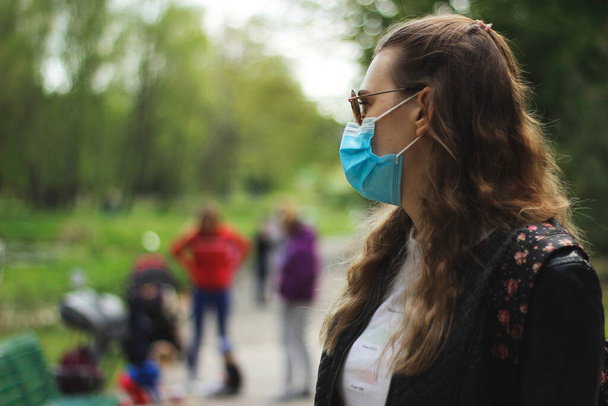 Personas rompiendo las reglas y no usando máscaras en público durante la pandemia de covid-19
. - Foto, Imagen