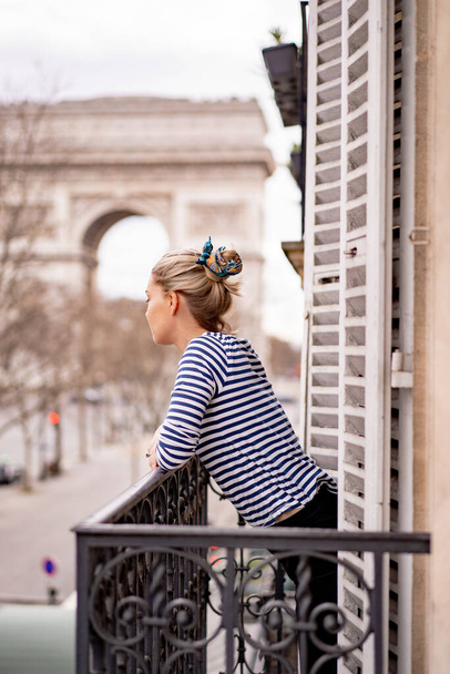 Attractive young woman on balcony in the morning in city Paris - Foto, Imagem