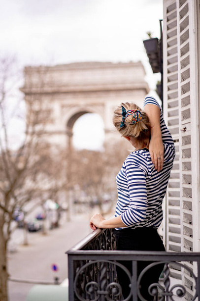 Attractive young woman on balcony in the morning in city Paris - Foto, immagini