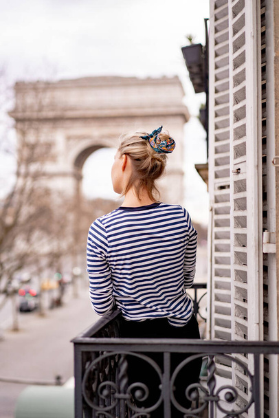 Attractive young woman on balcony in the morning in city Paris - Fotoğraf, Görsel