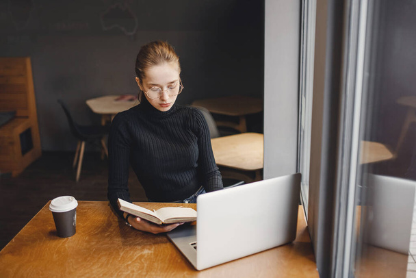 Kädet lähikuva nuori nainen liiketoimintaa verkossa tietokone kotiin kahvimuki, kun taas karanteeni koronavirus kaupungissa - Valokuva, kuva