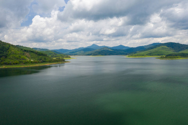 Dam Lake található Dél-Thaiföldön, tó nyugodt gyönyörű hegyi háttér, Gyönyörű táj gát hegyi és tóra néző Thaiföldön, Ázsia. - Fotó, kép
