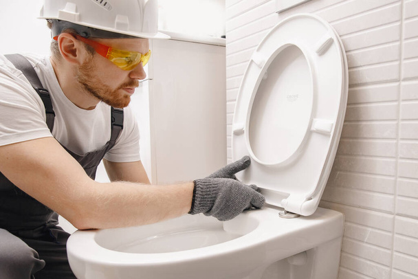 Encanador de instalação vaso sanitário no banheiro, trabalho no banheiro - Foto, Imagem