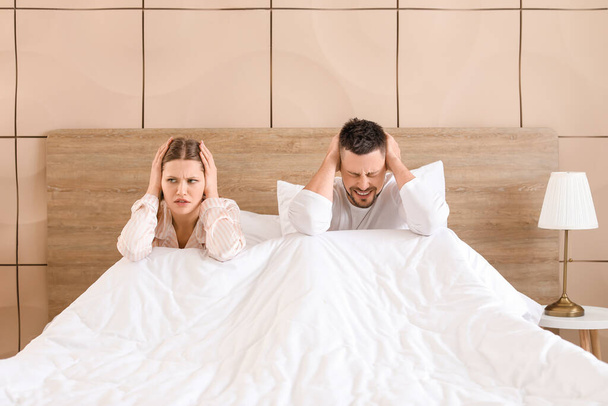 Casal jovem não pode dormir por causa de vizinhos turbulentos
 - Foto, Imagem
