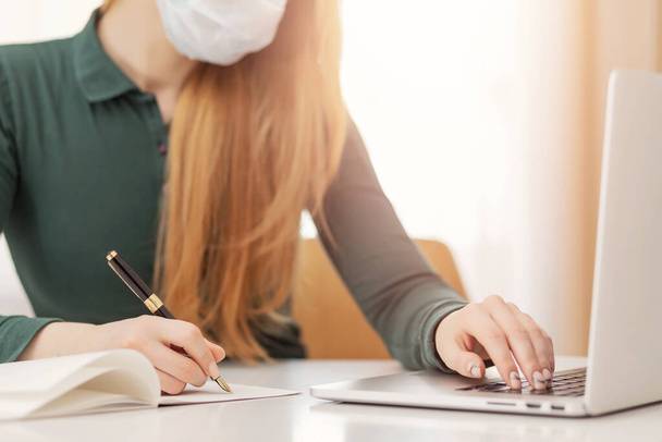 Clases en línea de la universidad, estudiante chica está estudiando remotamente desde el ordenador en casa
 - Foto, Imagen